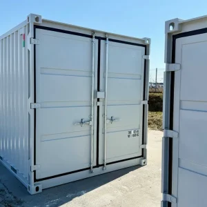Minicontainer 8 Fuß, weiß lackiert, doppeltürig, mit Holzfußboden
