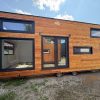 Tiny House auf Rädern  8,5 x 3 m – Naturholz mit Doppel-Empore – Modernes Chalet-Design