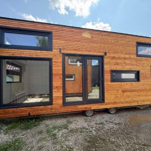 Tiny House auf Rädern  8,5 x 3 m – Naturholz mit Doppel-Empore – Modernes Chalet-Design