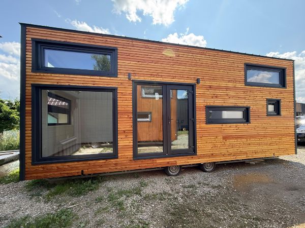Tiny House auf Rädern 8,5 x 3 m – Naturholz mit Doppel-Empore – Modernes Chalet-Design
