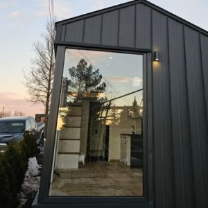 Tiny House  mit Empore – Panorama-Fensterfront über volle Höhe – Zeitgenössischer Chalet-Stil