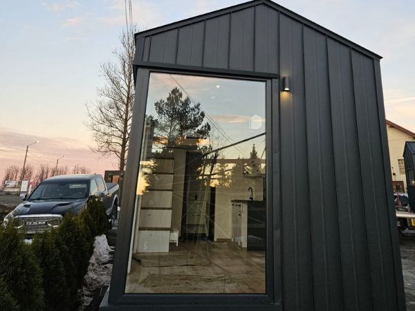 Tiny House mit Empore – Panorama-Fensterfront über volle Höhe – Zeitgenössischer Chalet-Stil – Bild 3