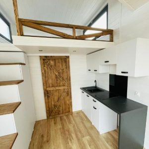 Tiny House  mit Empore – Panorama-Fensterfront über volle Höhe – Zeitgenössischer Chalet-Stil
