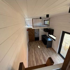 Tiny House auf Rädern  8,5 x 3 m – Naturholz mit Doppel-Empore – Modernes Chalet-Design