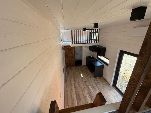 Tiny House auf Rädern 8,5 x 3 m – Naturholz mit Doppel-Empore – Modernes Chalet-Design – Bild 8