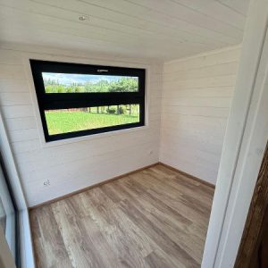Tiny House auf Rädern  8,5 x 3 m – Naturholz mit Doppel-Empore – Modernes Chalet-Design