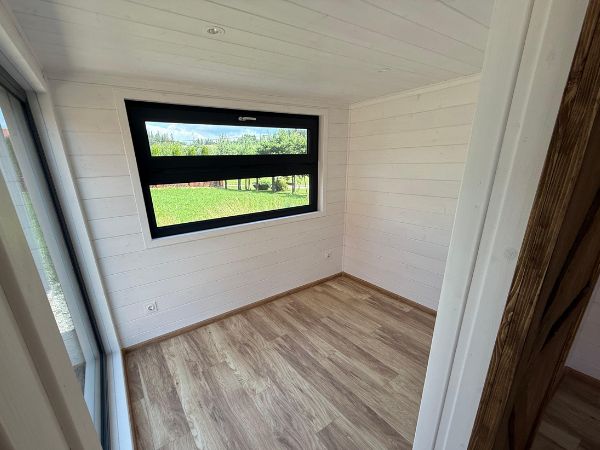 Tiny House auf Rädern 8,5 x 3 m – Naturholz mit Doppel-Empore – Modernes Chalet-Design – Bild 5