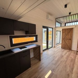 Tiny House auf Rädern  8,5 x 3 m – Naturholz mit Doppel-Empore – Modernes Chalet-Design