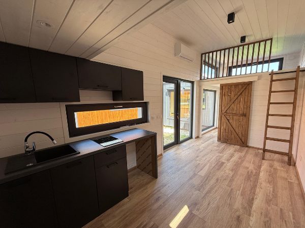 Tiny House auf Rädern 8,5 x 3 m – Naturholz mit Doppel-Empore – Modernes Chalet-Design – Bild 9