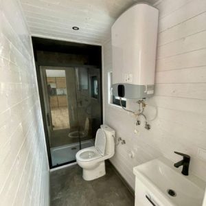 Tiny House  mit Empore – Panorama-Fensterfront über volle Höhe – Zeitgenössischer Chalet-Stil