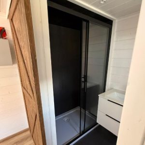 Tiny House auf Rädern  8,5 x 3 m – Naturholz mit Doppel-Empore – Modernes Chalet-Design