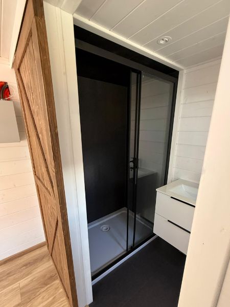 Tiny House auf Rädern 8,5 x 3 m – Naturholz mit Doppel-Empore – Modernes Chalet-Design – Bild 2
