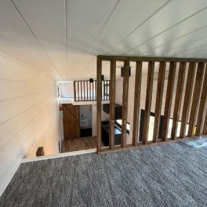 Tiny House auf Rädern  8,5 x 3 m – Naturholz mit Doppel-Empore – Modernes Chalet-Design