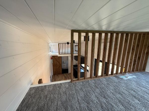 Tiny House auf Rädern 8,5 x 3 m – Naturholz mit Doppel-Empore – Modernes Chalet-Design – Bild 7