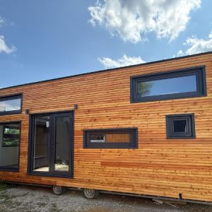 Tiny House auf Rädern  8,5 x 3 m – Naturholz mit Doppel-Empore – Modernes Chalet-Design