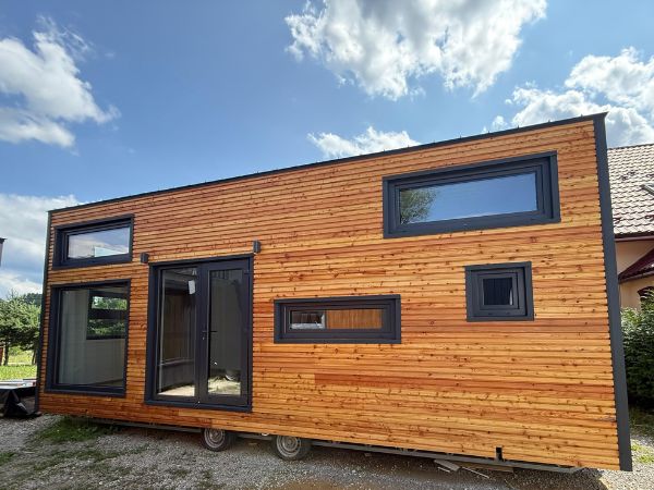 Tiny House auf Rädern 8,5 x 3 m – Naturholz mit Doppel-Empore – Modernes Chalet-Design – Bild 10