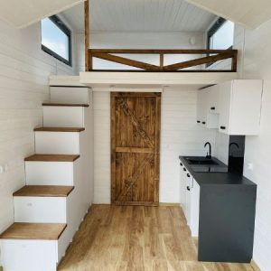 Tiny House  mit Empore – Panorama-Fensterfront über volle Höhe – Zeitgenössischer Chalet-Stil