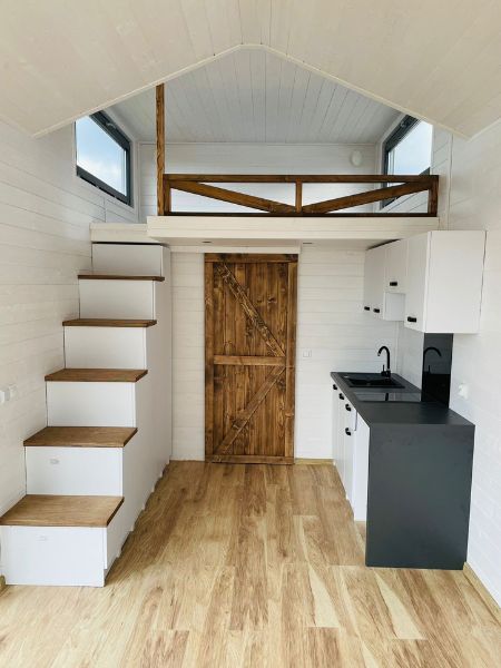 Tiny House mit Empore – Panorama-Fensterfront über volle Höhe – Zeitgenössischer Chalet-Stil – Bild 8