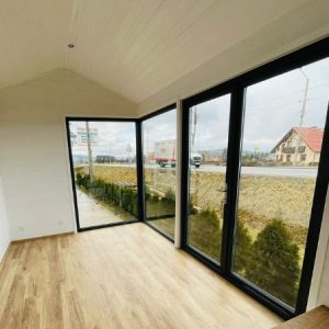 Tiny House  mit Empore – Panorama-Fensterfront über volle Höhe – Zeitgenössischer Chalet-Stil