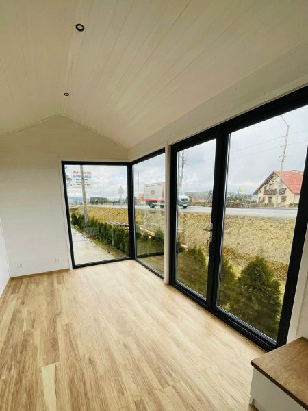 Tiny House mit Empore – Panorama-Fensterfront über volle Höhe – Zeitgenössischer Chalet-Stil – Bild 9