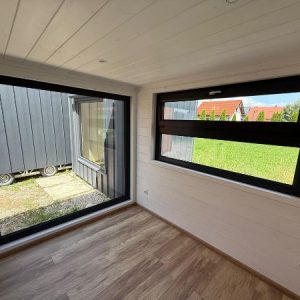 Tiny House auf Rädern  8,5 x 3 m – Naturholz mit Doppel-Empore – Modernes Chalet-Design