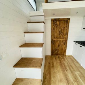 Tiny House  mit Empore – Panorama-Fensterfront über volle Höhe – Zeitgenössischer Chalet-Stil