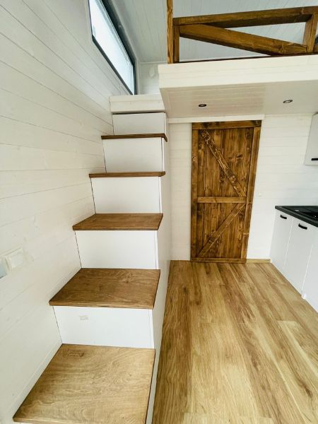 Tiny House mit Empore – Panorama-Fensterfront über volle Höhe – Zeitgenössischer Chalet-Stil – Bild 6