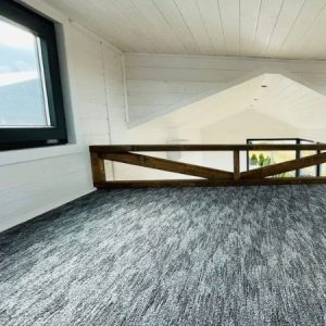 Tiny House  mit Empore – Panorama-Fensterfront über volle Höhe – Zeitgenössischer Chalet-Stil