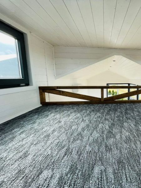 Tiny House mit Empore – Panorama-Fensterfront über volle Höhe – Zeitgenössischer Chalet-Stil – Bild 5