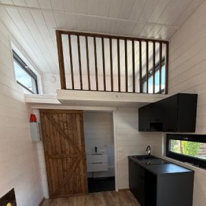 Tiny House auf Rädern  8,5 x 3 m – Naturholz mit Doppel-Empore – Modernes Chalet-Design
