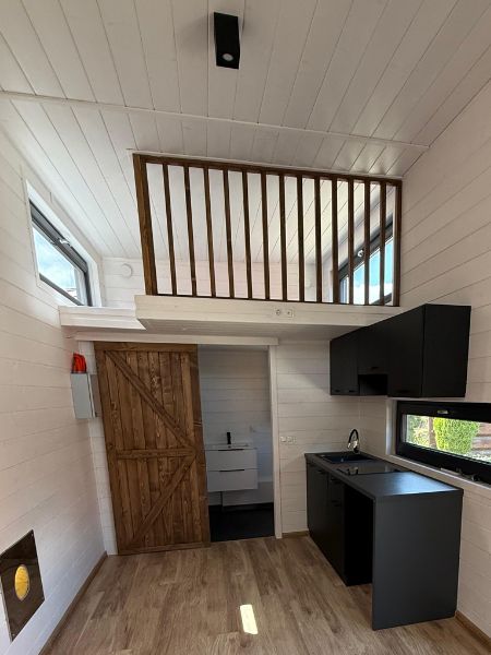 Tiny House auf Rädern 8,5 x 3 m – Naturholz mit Doppel-Empore – Modernes Chalet-Design – Bild 3