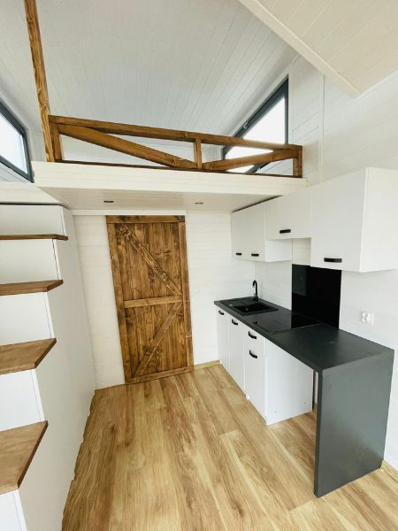 Tiny House mit Empore – Panorama-Fensterfront über volle Höhe – Zeitgenössischer Chalet-Stil – Bild 7