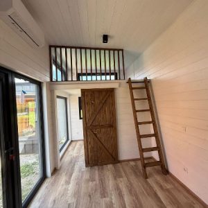 Tiny House auf Rädern  8,5 x 3 m – Naturholz mit Doppel-Empore – Modernes Chalet-Design