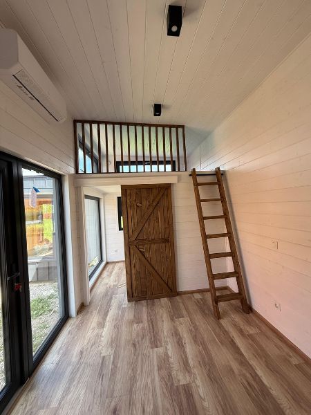 Tiny House auf Rädern 8,5 x 3 m – Naturholz mit Doppel-Empore – Modernes Chalet-Design – Bild 4