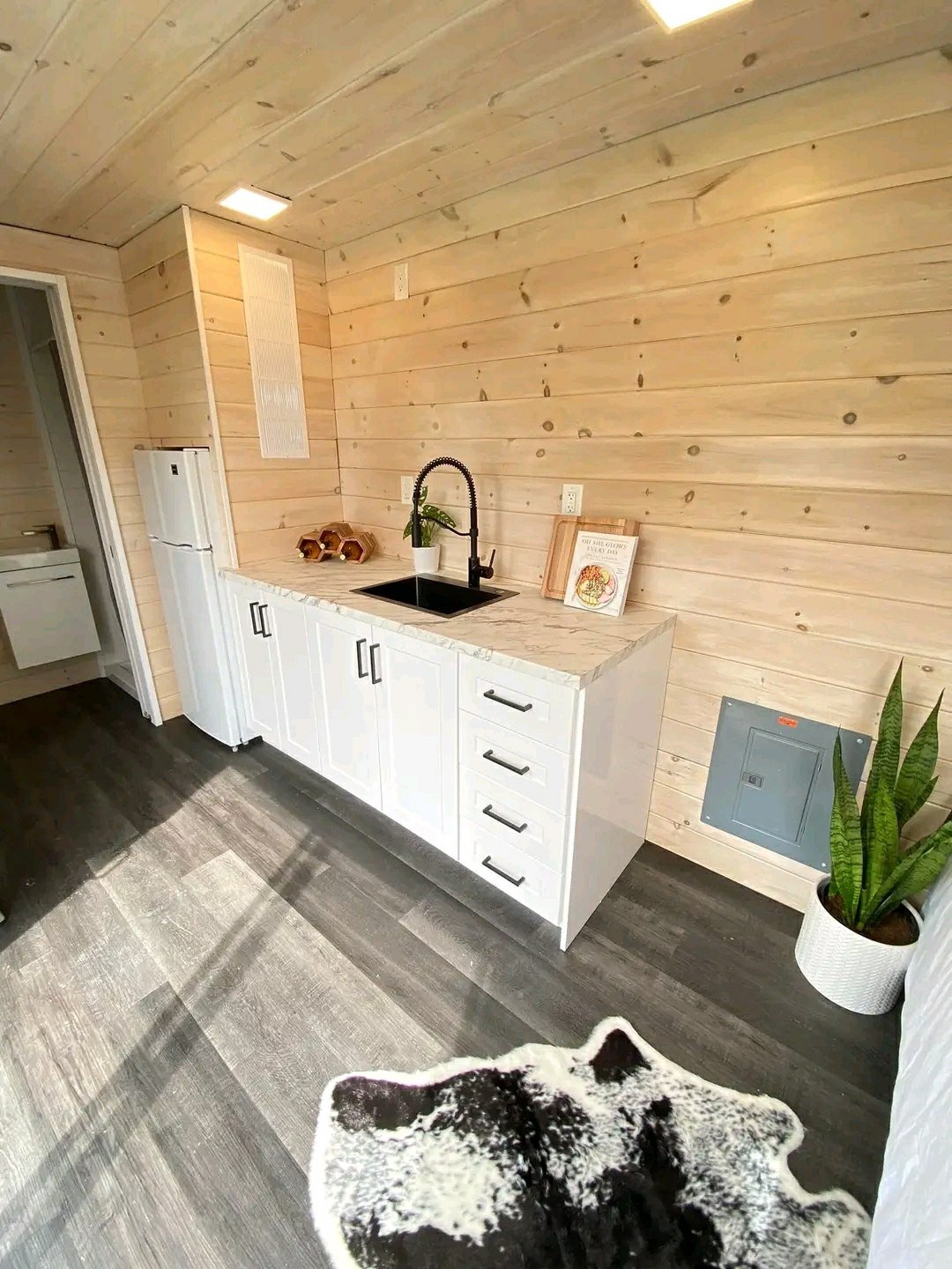 Wohncontainer 20-Fuß-Seecontainer, ausgebaut, mit Bad, Küche und Schlafbereich – Bild 4