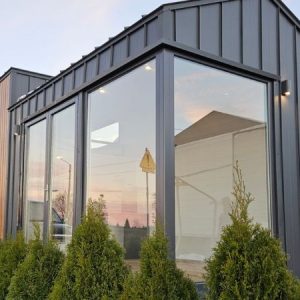 Tiny House  mit Empore – Panorama-Fensterfront über volle Höhe – Zeitgenössischer Chalet-Stil