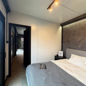 Tiny House Container 30m² – Bezugsfertig – Zeitgenössischer Stil