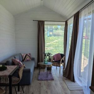 Tiny House  mit Empore – Panorama-Fensterfront über volle Höhe – Zeitgenössischer Chalet-Stil