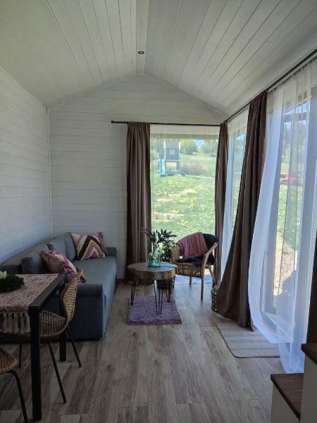 Tiny House mit Empore – Panorama-Fensterfront über volle Höhe – Zeitgenössischer Chalet-Stil – Bild 12