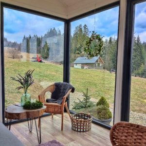 Tiny House  mit Empore – Panorama-Fensterfront über volle Höhe – Zeitgenössischer Chalet-Stil