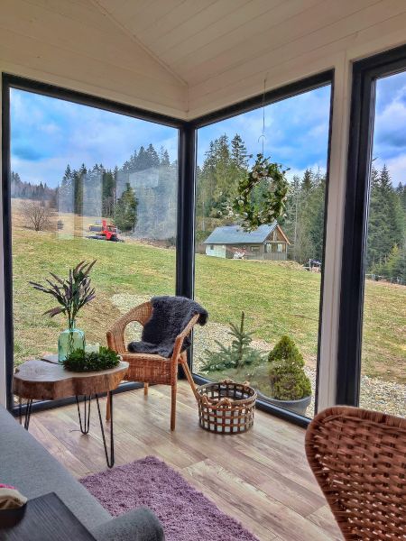 Tiny House mit Empore – Panorama-Fensterfront über volle Höhe – Zeitgenössischer Chalet-Stil – Bild 10